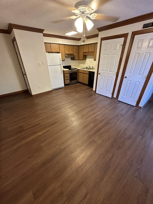 Building Photo - 1 Bedroom 1 Bathroom Condo!