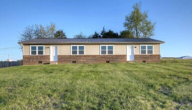 Building Photo - 2 Bedroom/ 1 Bath Duplex convenient locati...