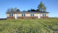 Building Photo - 2 Bedroom/ 1 Bath Duplex convenient locati...