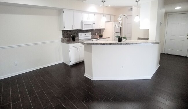 Building Photo - Gorgeous Remodeled 2/2 Floors Condo For Re...