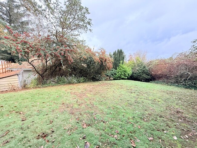 Building Photo - Charming 4 Bedroom Home with Fully Fenced Backyard!