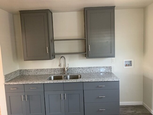 Building Photo - 15635-15637