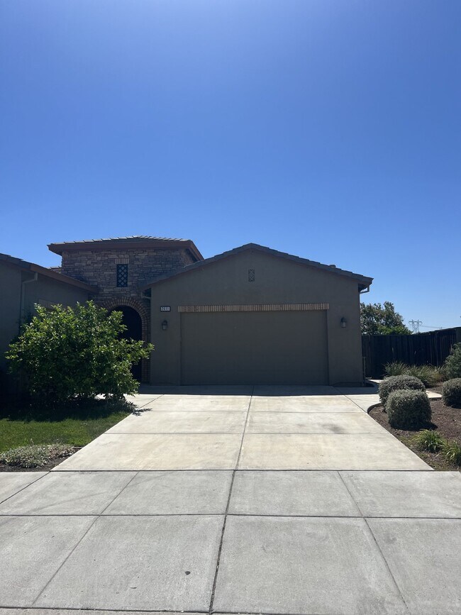 Building Photo - Stunning 4-Bed Lake View Home with Hardwood Floors