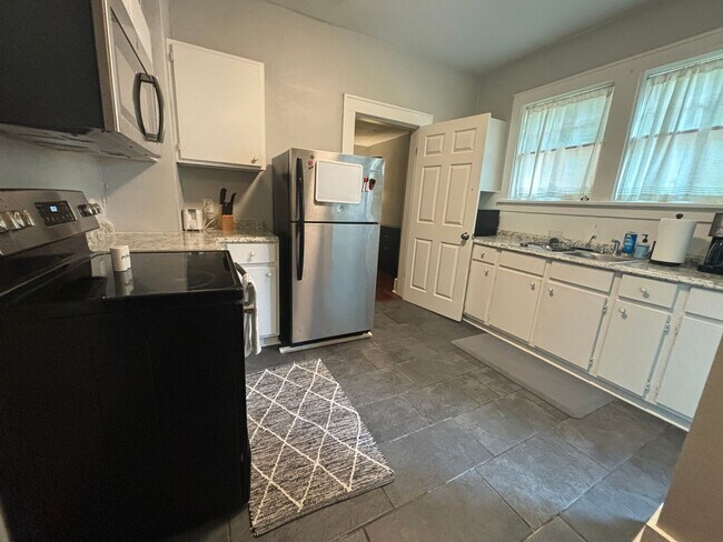 Building Photo - 312 S Valentine St