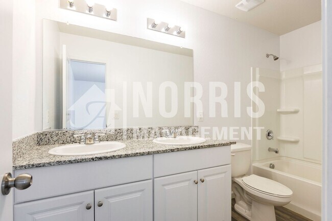 Building Photo - Newer Home in a Great Location to the Freeway