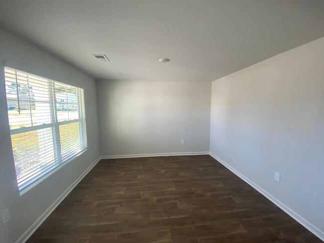 Building Photo - **$1000 off first months rent with acceptable credit and application**