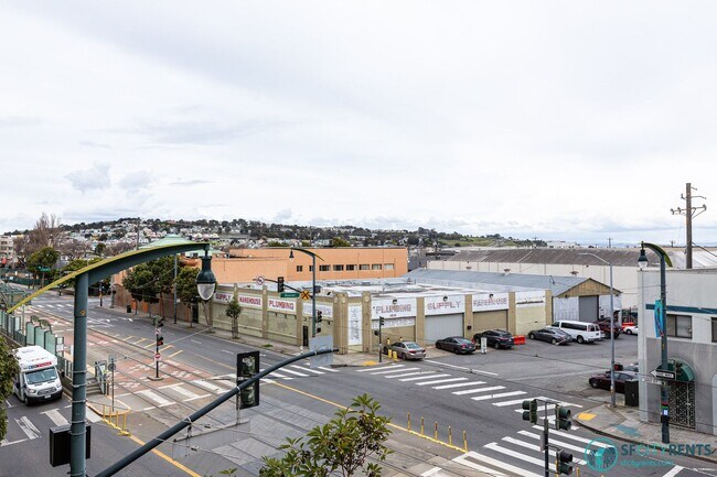 Building Photo - Bayview: Bi-Level 3 Bed 3 Bath w/ Parking,...