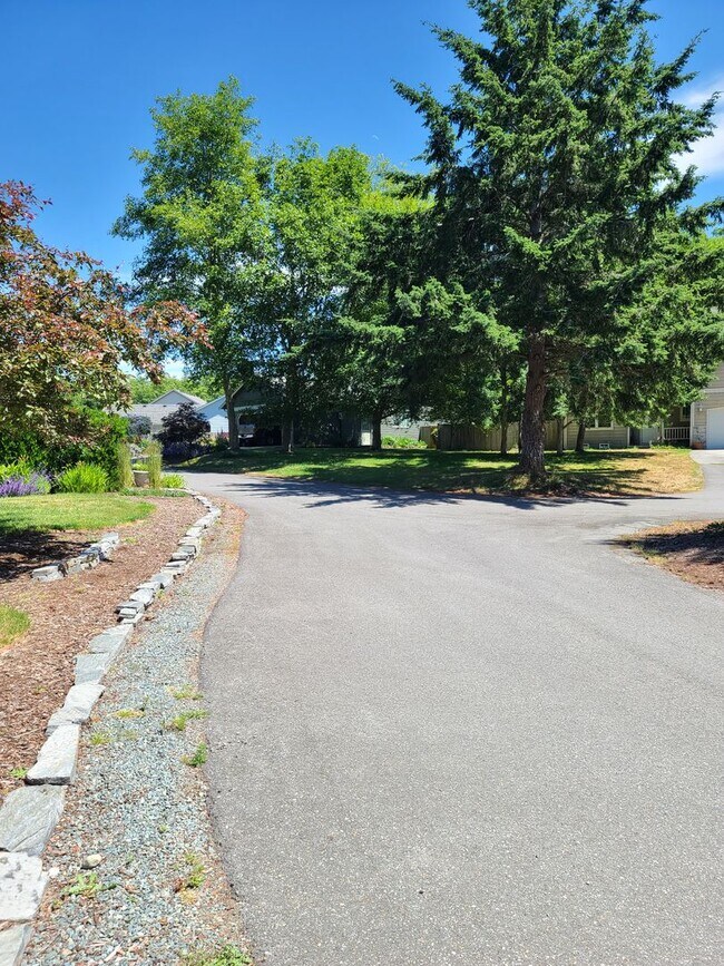 Building Photo - 2056 Doe Dr