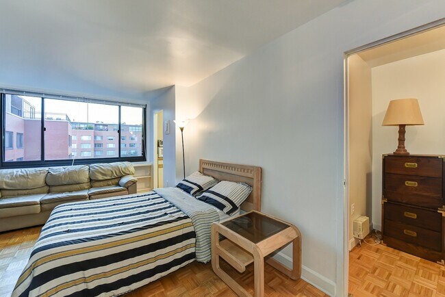 Building Photo - Spacious & Bright Unfurnished Studio for Rent