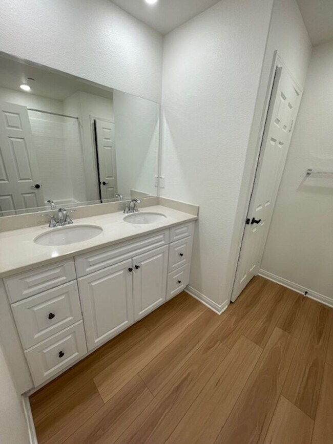 Building Photo - Newer Condo Over 2000 sq feet in Ontario
