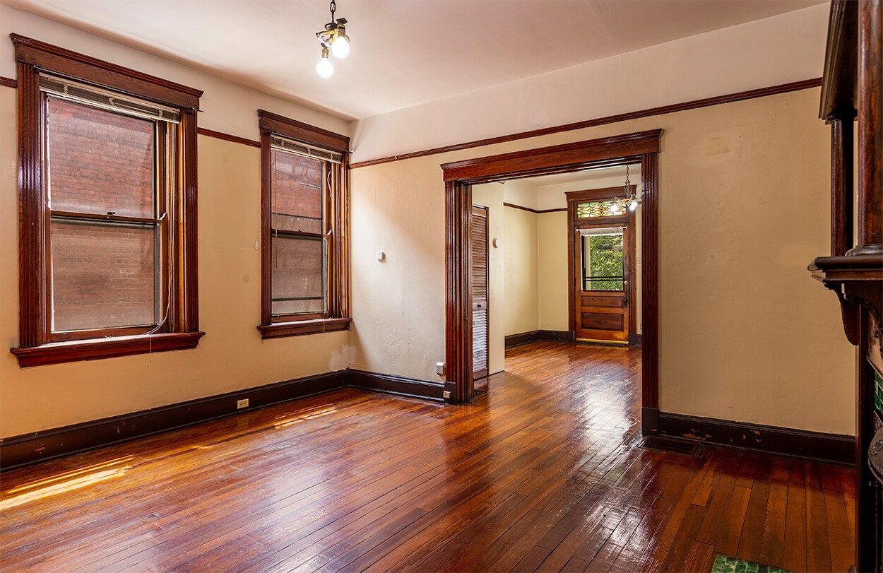 Living Room 15 x 15 - 2310 Rohs St