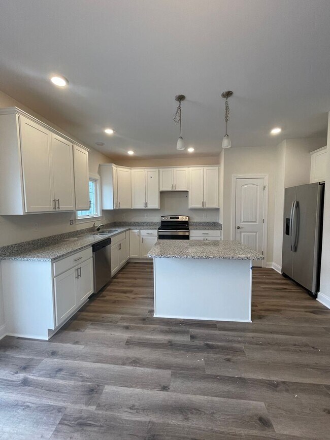 Building Photo - End Unit Townhouse for Rent