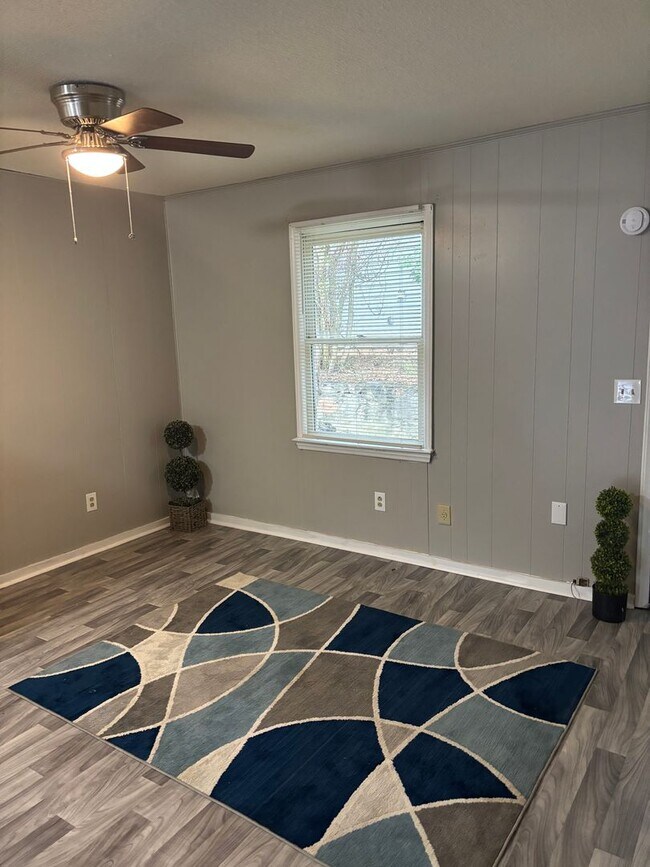 Building Photo - 390 N King St