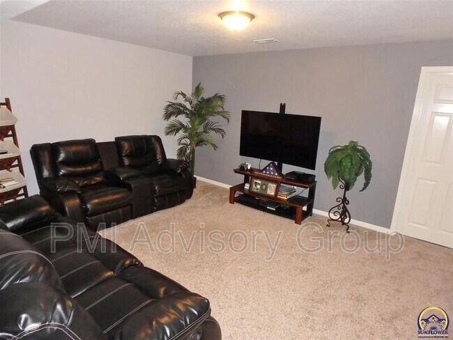 Building Photo - 1712 SW Valley View Dr