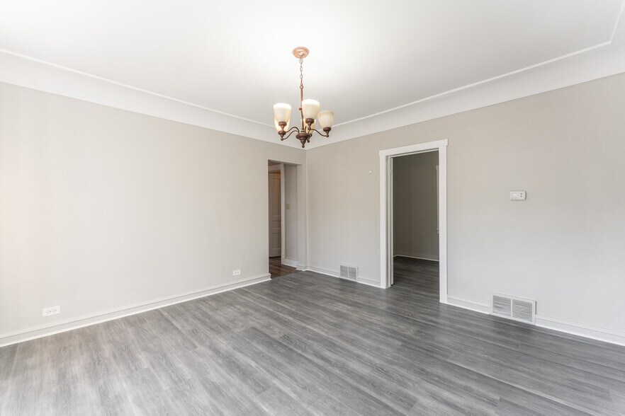 Building Photo - 2853 W Dickens Ave