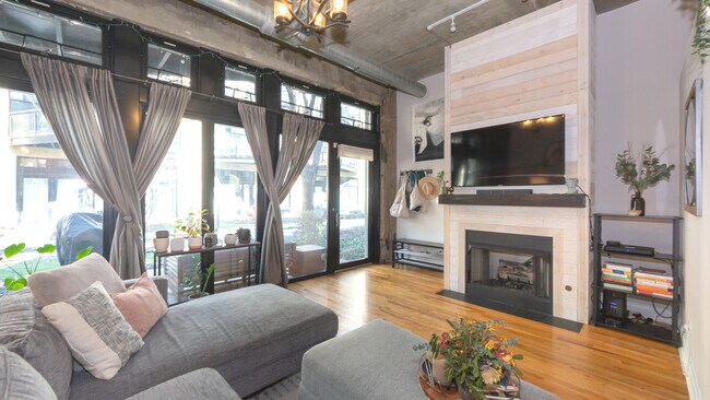 Building Photo - 1070 W 15th St