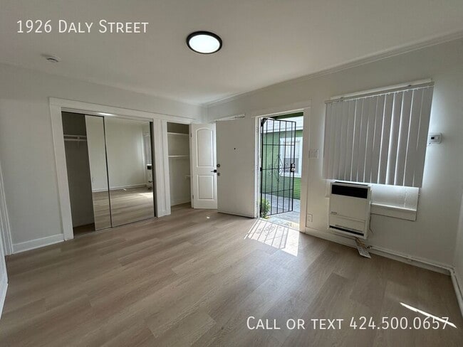 Building Photo - 1926 Daly St