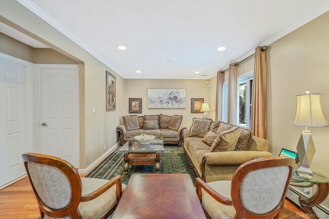 Building Photo - 6 Fairfields Ln