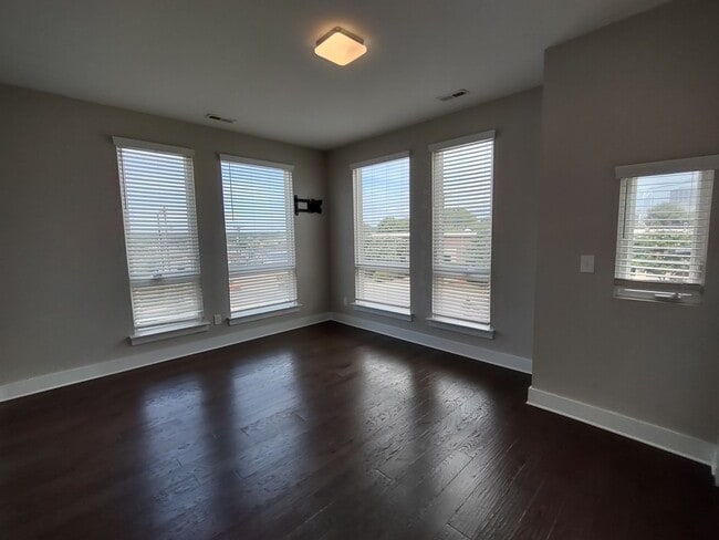 Building Photo - Pristine, move in ready Townhome located i...