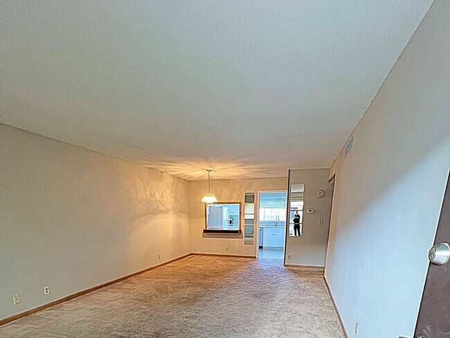 Building Photo - 2 Bedroom Townhome in Las Vegas