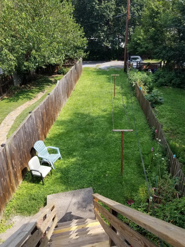 Building Photo - 211 W 5th St