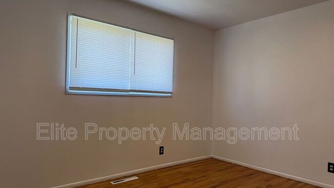 Building Photo - 2870 Aster St