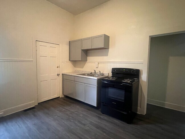 Building Photo - Fully Renovated 2 Bedroom Single Family Home