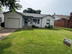 Building Photo - 3 bed 1 bath in Chickasha! Cute, clean and...