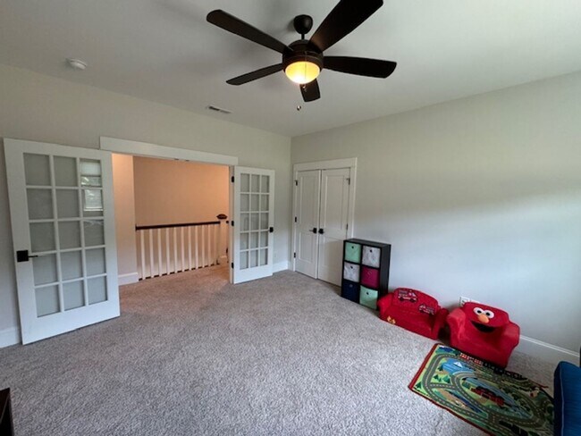 Building Photo - Lightly Furnished 4BR, 4BA Chapel Hill Hom...