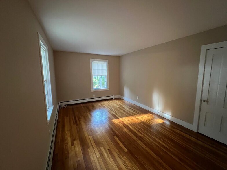 Building Photo - 1056 Beacon St