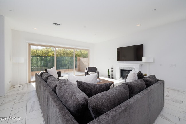 Building Photo - 7349 E Vista Bonita Dr