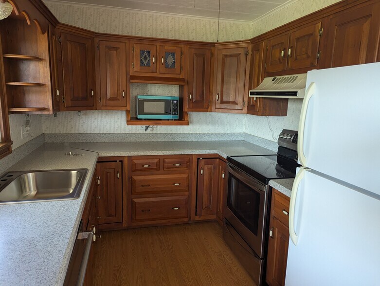 KITCHEN - 109 Allyn Rd