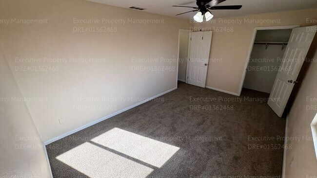 Building Photo - 3 bedroom/ 1.5 bathroom townhome