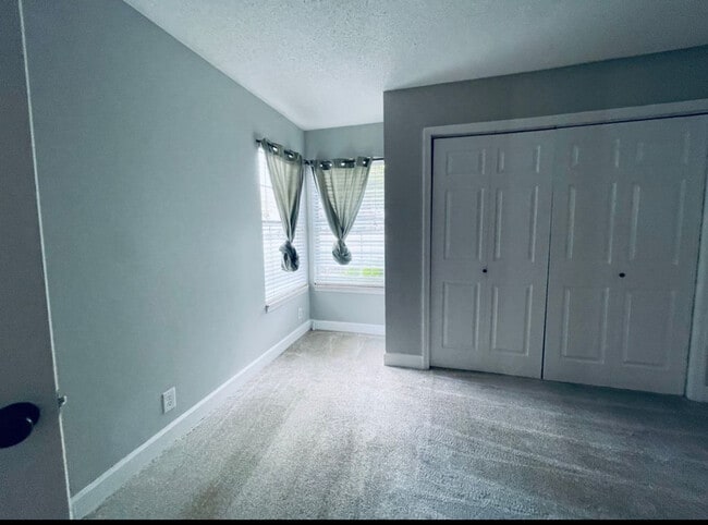 Building Photo - 327 Yorkshire Cir