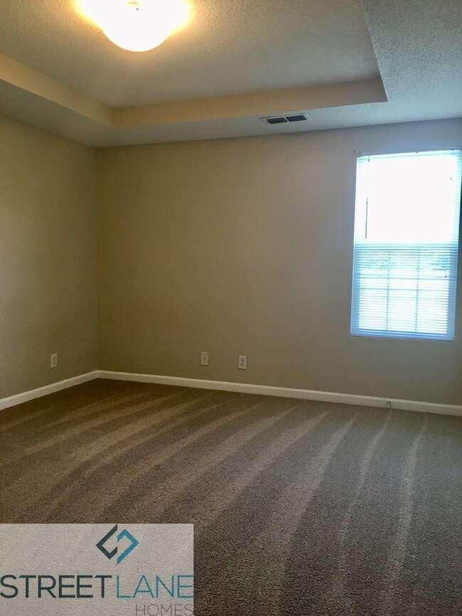 Building Photo - $500 off first month's rent!