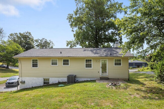 Building Photo - 4015 Shady Oak Dr