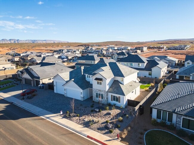 Building Photo - 6 bed / 4 bath / 3 car garage custom home in Pecan Valley