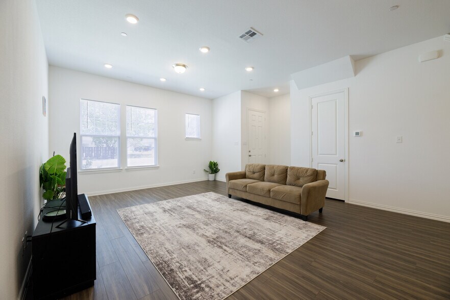 Building Photo - 9939 Schramm St