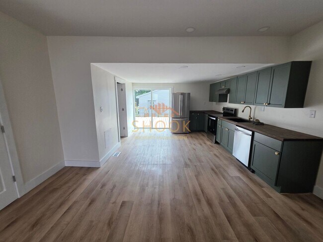 Building Photo - ASK ABOUT OUR MOVE-IN SPECIAL! COMPLETELY ...