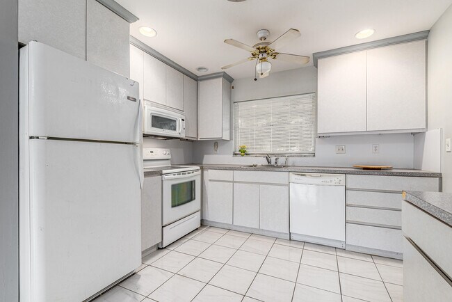 Building Photo - 925 SE Osceola St