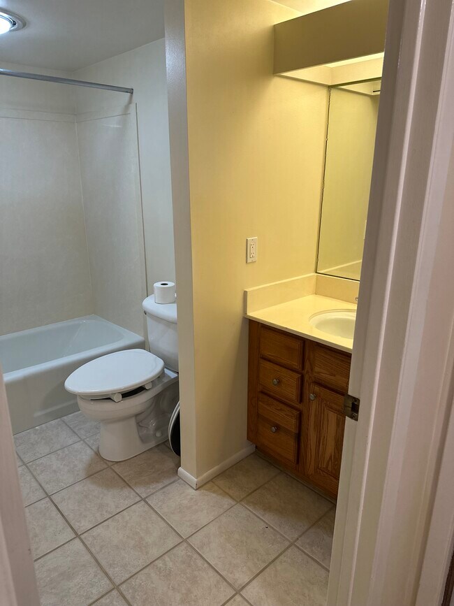 Building Photo - Waterbury Way condominium - utilities included