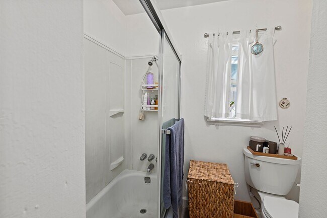 Building Photo - 1809 Oak St