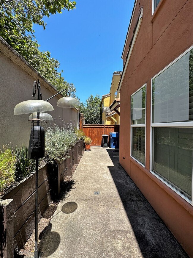 Building Photo - Gorgeous 3 bedroom, 2 and a half bathroom townhome in Hamilton Field for rent!