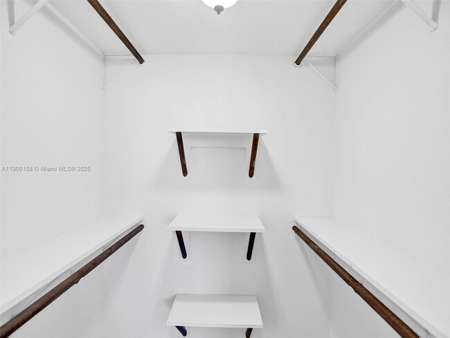 Building Photo - 10350 W Bay Harbor Dr