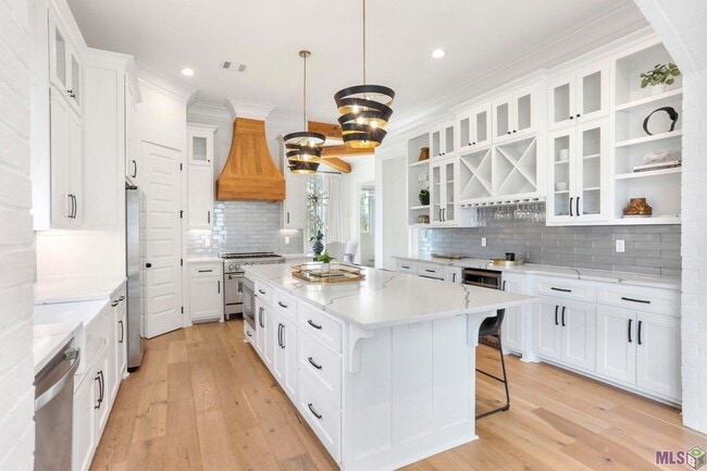 Building Photo - 3305 Pointe-Marie Dr