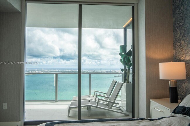 Building Photo - 700 NE 24th St