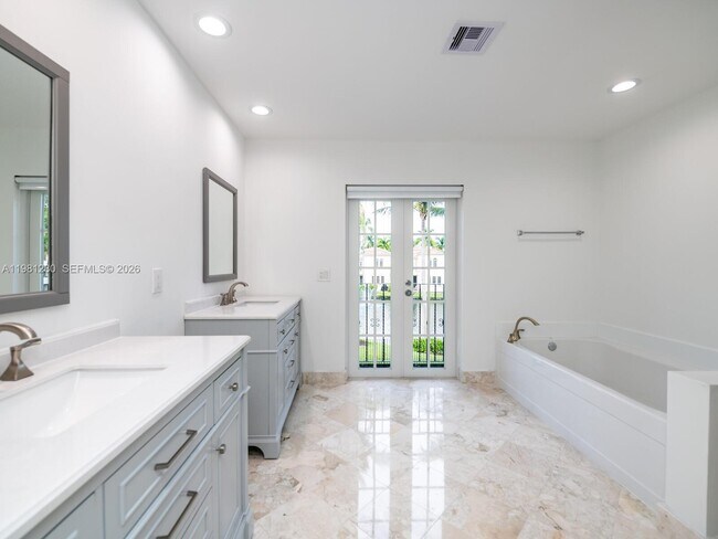 Building Photo - 20729 NE 32nd Ave