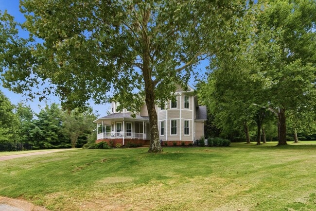 Building Photo - 1733 Carriage Ct
