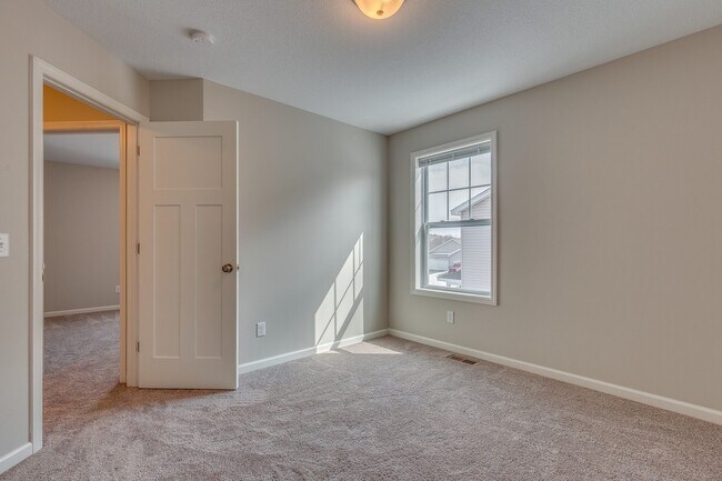 Building Photo - END UNIT townhome available July 01 $1825.00