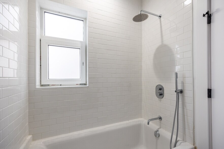 Building Photo - 1014 N Hamlin Ave